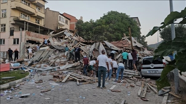 وەزیری تەندروستی لە نەخۆشخانە سەردانی بریندارانی بوومەلەرزەکەی باڵکئەسیری کرد