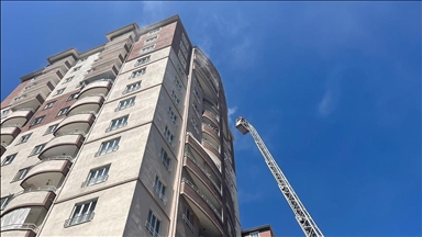 Kayseri'de 14 katlı apartmanda çıkan yangın söndürüldü
