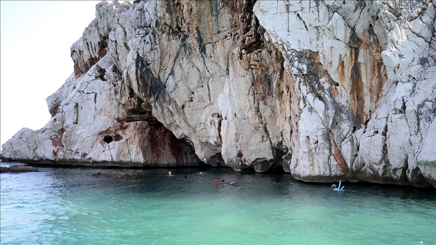 Antalya'nın "turkuaz sularına saklanan deniz mağarası" doğaseverler ve fotoğraf tutkunlarının gözdesi