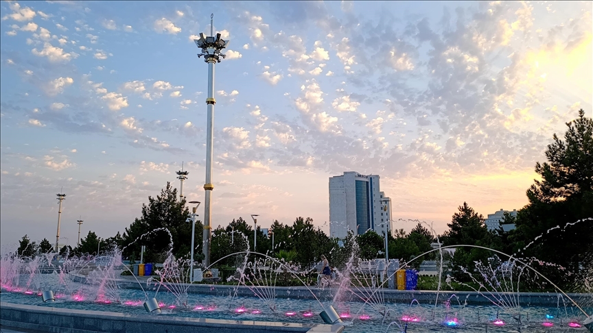ئاڤازا؛ ئەو ناوچە گەشتیارییەی کەناردەریای خەزەر لە تورکمانستان کە ڕەنگی سپی پۆشیوە