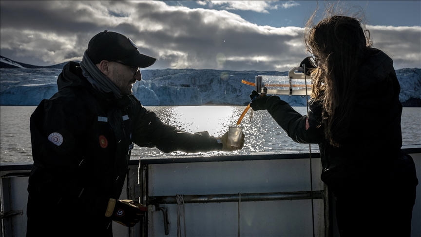 Turkish Arctic expedition team conducts atmospheric, oceanic observations