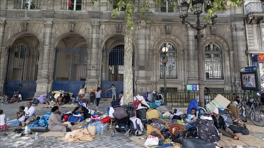 France : Les migrants installés devant l’Hôtel de Ville de Paris évacués après une semaine de mobilisation