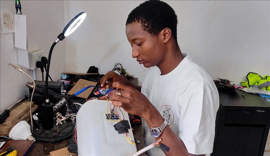 Nijerya'da bir genç, zirai hastalıkları tespit eden insansız hava aracı geliştirdi