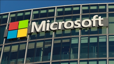 Hollandalı aktivistler, Filistinlilerin özel görüşmelerini İsrail için depolayan Microsoft binasında eylem yaptı