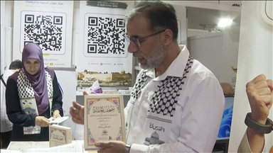 خطه بالمعتقل.. أسير فلسطيني محرر يشهر "مصحف الحفاظ" بمعرض إسطنبول 