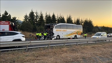 Li ser Otorêya Anadoluyê li hêla Boluyê otobus li qamyonê qelibînê û kesek mir, 10 kes birîndar bûn