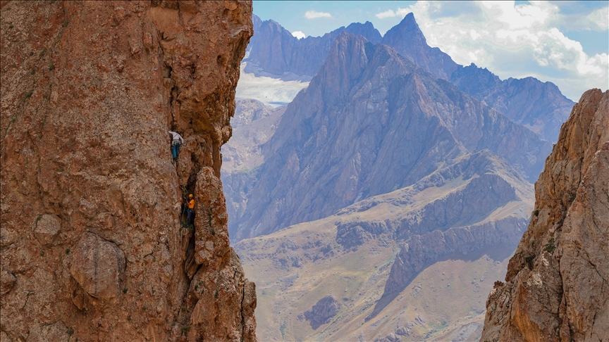 Milli dağcılar Fındık ve Aktuyun, Hakkari'de "Cafer Kulesi"ne tırmandı