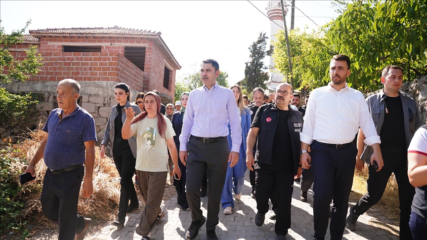 Bakan Kurum, Sındırgı'da depremde hasar gören köyleri ziyaret etti