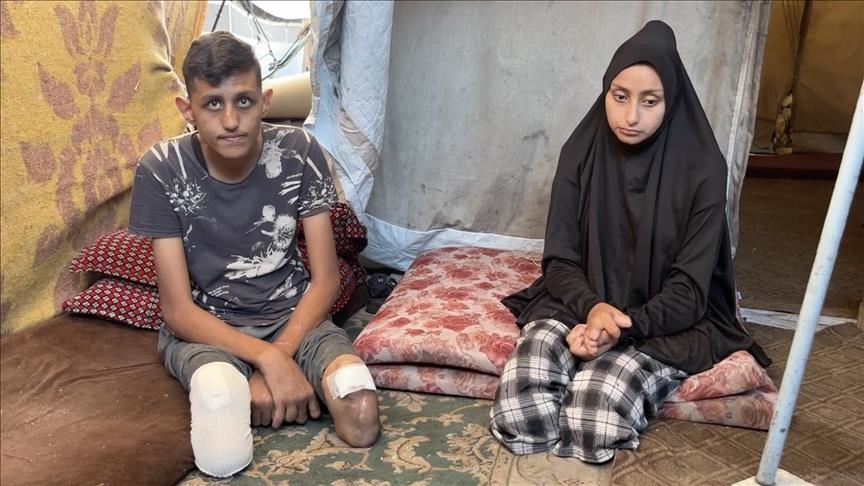 خوشک و برایەک لە غەززە کە قاچیان لەدەستداوە: "یەك كورسی كەمئەندامیمان هەیە و بە نۆرە بەكاریدەهێنین"