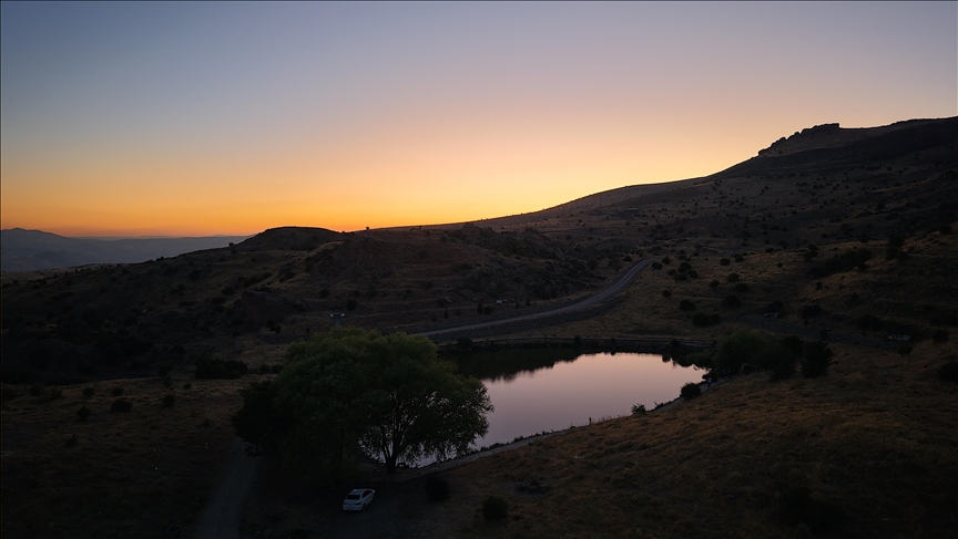 Li Gola Bêbinî ya Meletiyê dema ku roj çû ava dîmeneke xweş derket holê