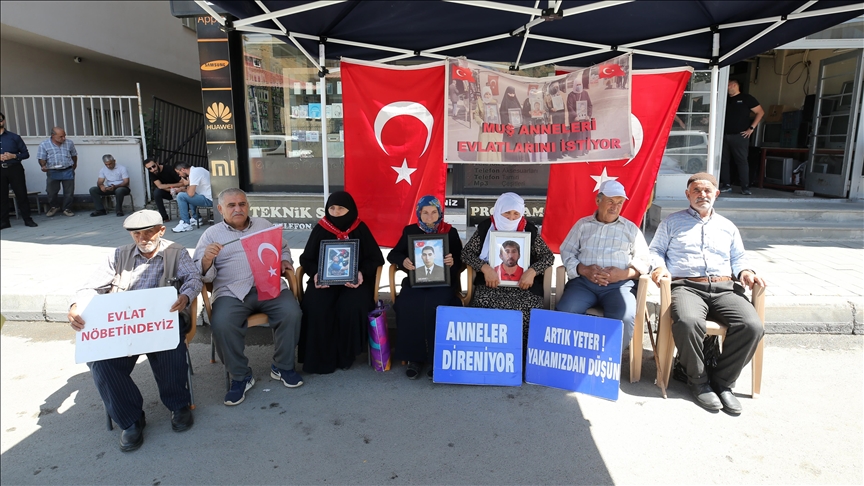Malbatên Mûşî ku dixwazin bigihêjin ewladên xwe, çalakiya xwe ya li pêşiya avahiya DEM Partiyê domand