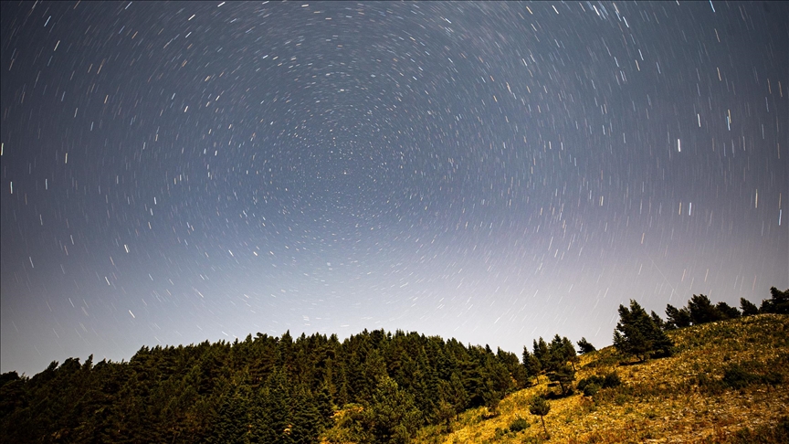 عدسة الأناضول ترصد زخات شهب البرشاويات في سماء تركيا