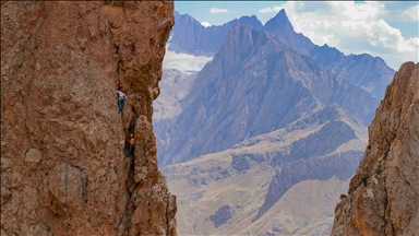 Milli dağcılar Fındık ve Aktuyun, Hakkari'de "Cafer Kulesi"ne tırmandı