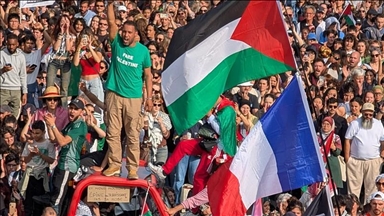 Një punonjës aeroporti në Paris largohet nga puna pasi nga biseda në radiomarrëse tha "Palestina e Lirë"