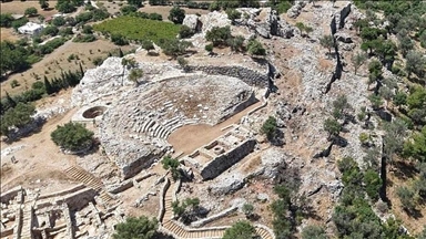 Amos'un antik tiyatrosundaki kazılar tüm hızıyla devam ediyor