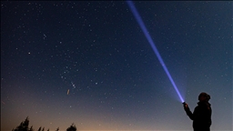 Perseid meteor yağmuru gece gökyüzünü aydınlattı