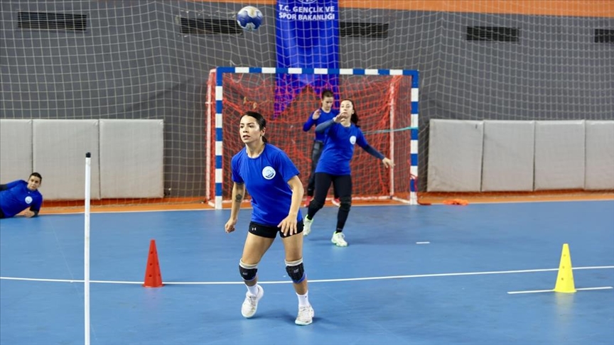 Trabzonlu kadın hentbolcu, işitme engelli sporcuların antrenörlüğünü yapıyor