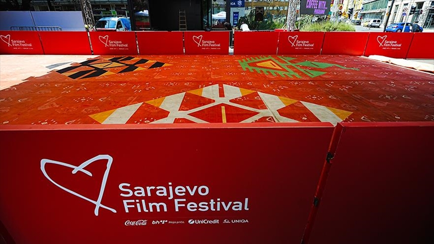 Sve spremno za 31. SFF: Ispred Narodnog pozorišta zablistao "crveni ćilim"