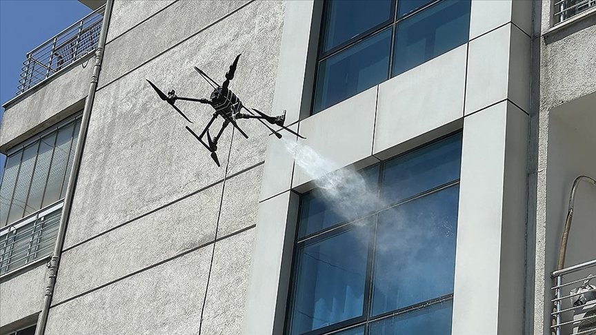 Yüksek katlı binaların dış cephelerinde "dronla temizleme" yöntemi