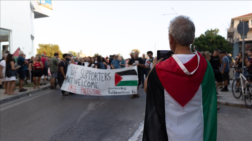 اليونان.. مظاهرة داعمة لفلسطين أمام سفينة تقل سياح إسرائيليين