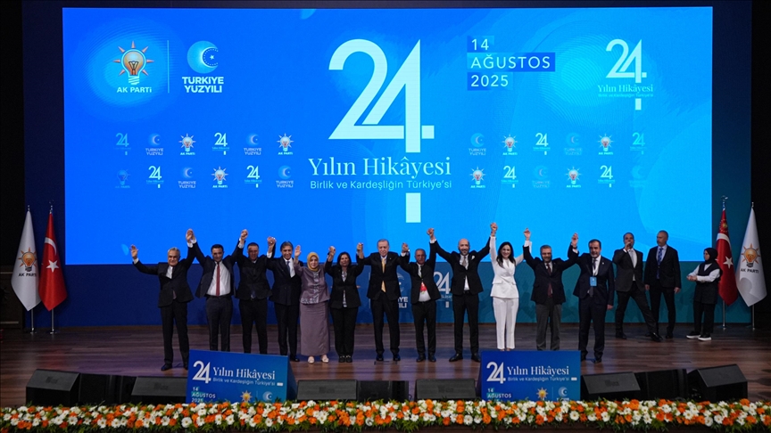 Devetero opozicionih načelnika pristupilo Erdoganovoj vladajućoj stranci na 24. godišnjicu AK Partije