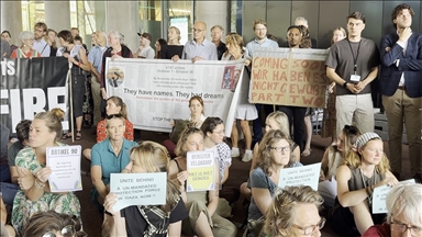 Hollanda'da diplomatlar ve memurlar, Gazze'deki soykırımı ve açlığı protesto etti