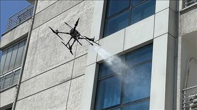Yüksek katlı binaların dış cephelerinde "dronla temizleme" yöntemi