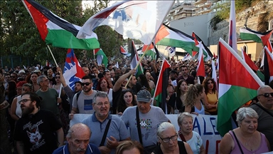 Stotine Grka protestuju zbog dolaska izraelskog kruzera u luku Pirej