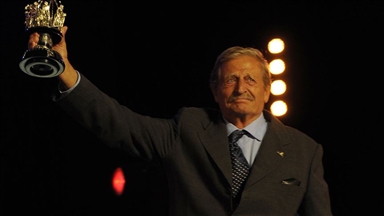 "Bir Garip Orhan Veli" ile 30 yıl sahnede kalan oyuncu: Müşfik Kenter