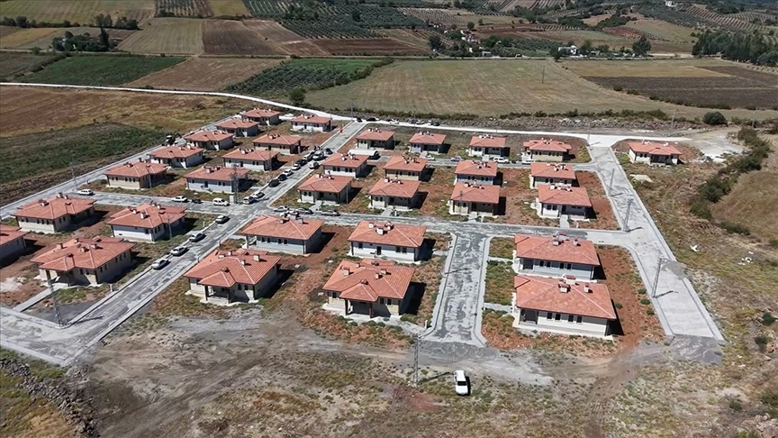 Osmaniye'de yapımı tamamlanan 32 köy evi depremzedelere teslim edildi