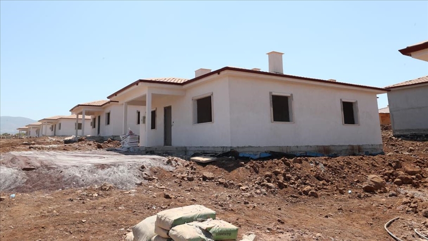 Hatay Kırıkhan'da kırsal deprem konutlarının yapımı sürüyor