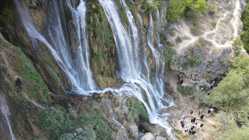 Girlevik Şelalesi bunaltıcı sıcaklarda doğal güzelliği ve serin havasıyla ziyaretçilere nefes aldırıyor