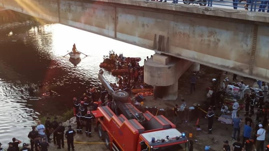 الجزائر.. مصرع 18 شخصا غرقا في سقوط حافلة بوادي في العاصمة 