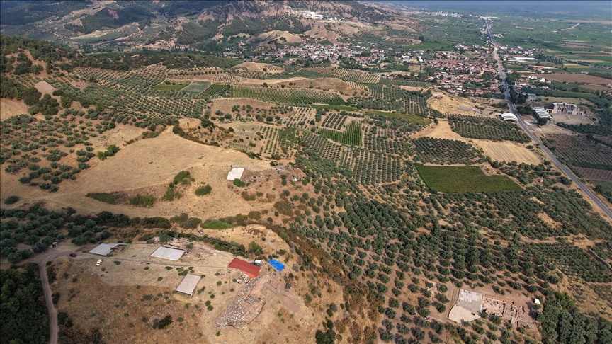 Sardes'te 2 bin 800 yıllık Lidya Sarayı'nın kalıntılarına ulaşıldı