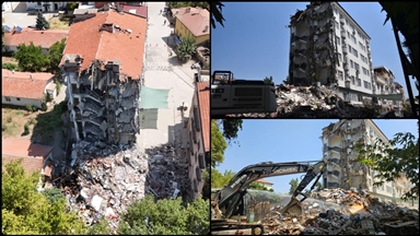 Balıkesir Sındırgı'daki depremde ağır hasar gören binalar kontrollü şekilde yıkılıyor