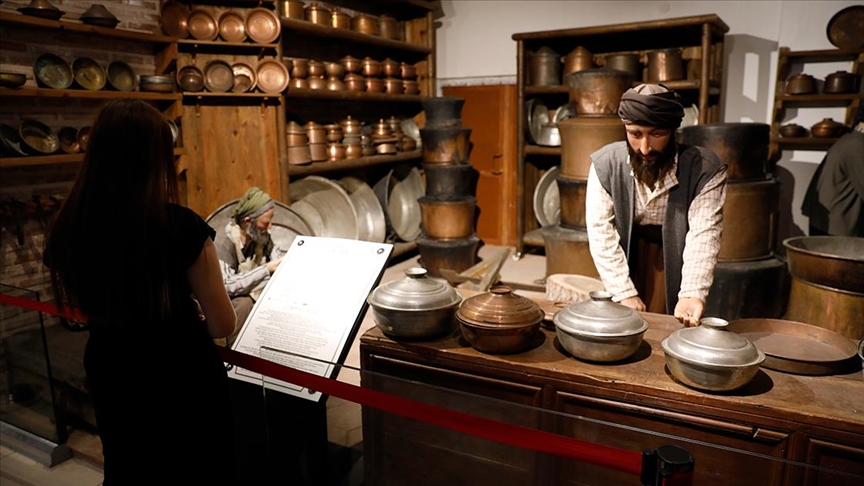 Tokat Şehir Müzesi'nde kaybolmaya yüz tutan meslekler, bal mumu heykelleriyle canlandırılıyor
