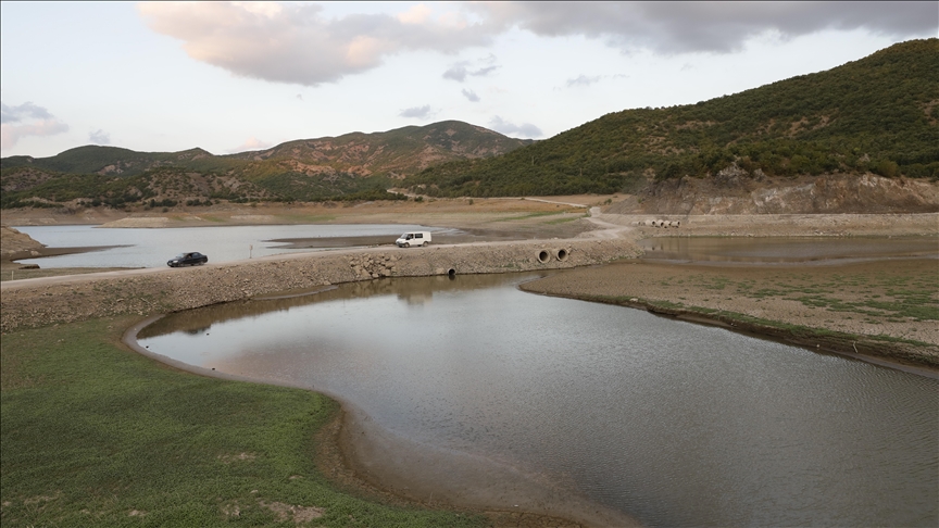 Tokat'ta baraj yatağı içinde bulunan yol suların çekilmesiyle kullanılabiliyor