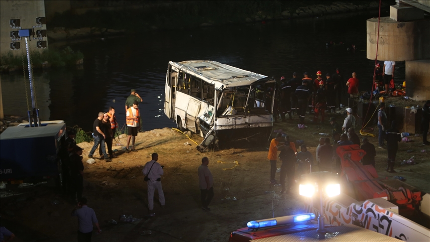 Najmanje 18 osoba se utopilo u slijetanju autobusa u rijeku u Alžiru