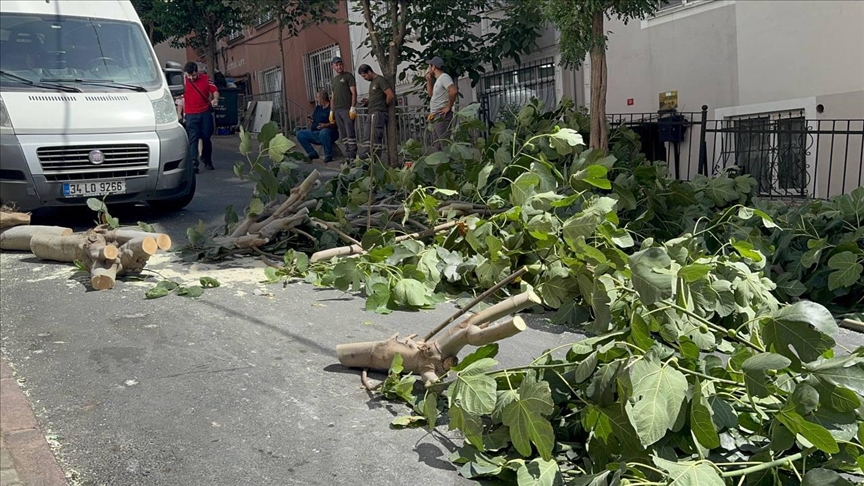 İstanbul'da etkisini sürdüren fırtına hayatı olumsuz etkiliyor