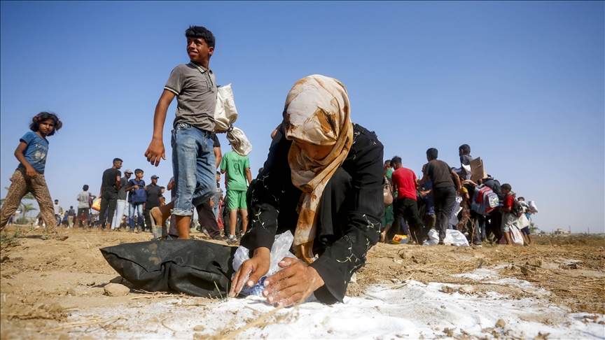 Ndihma e hedhur nga ajri përplaset në tokë, banorët e Gazës nxitojnë për shkak të urisë së shkaktuar nga Izraeli