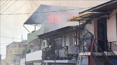 İzmir'de bir evde başlayıp çevredeki evlere sıçrayan yangına müdahale ediliyor
