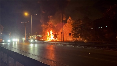 Samsun'da kimyasal madde ve boya yüklü tır 8 kilometre boyunca yandı
