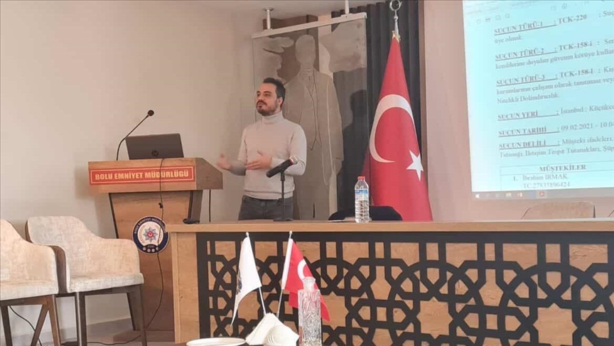 Polis memuru, dolandırıcılık yöntemlerini kitap haline getirdi