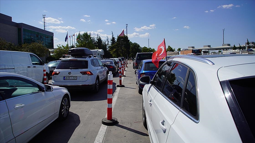 Edirne'de gurbetçilerin sınır kapılarından geçişleri hızlandı