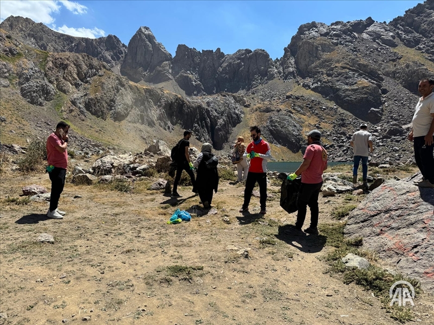 Li Hekariyê xwebexşan li dorbera Golên Cemedê yên Satê paqijî kir