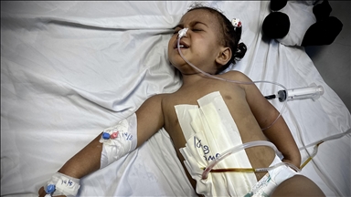 Gazze'de oyun oynarken bombaların iç organlarını deldiği küçük kız, tedavi edilmeyi bekliyor