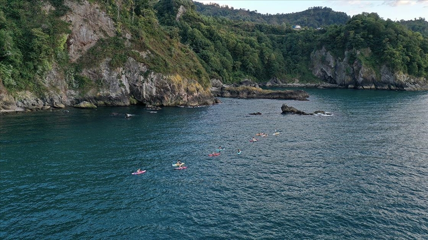 Karadeniz’in mavi sularında, alternatif su sporu yapmak isteyenler kürek sörfüyle buluşuyor