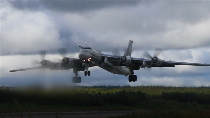 Российские Ту-95МС совершили четырехчасовой полет над Баренцевым морем