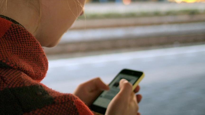 Belçika’da okullarda cep telefonu yasağı 2025-2026’da yürürlüğe giriyor