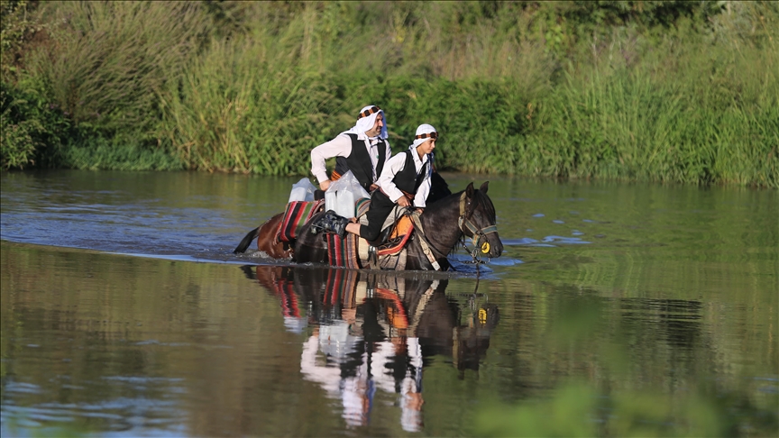Diyarbakır'ın "Buzcu Baba"sı tarladaki işçileri serinletmek için at sırtında yollarda